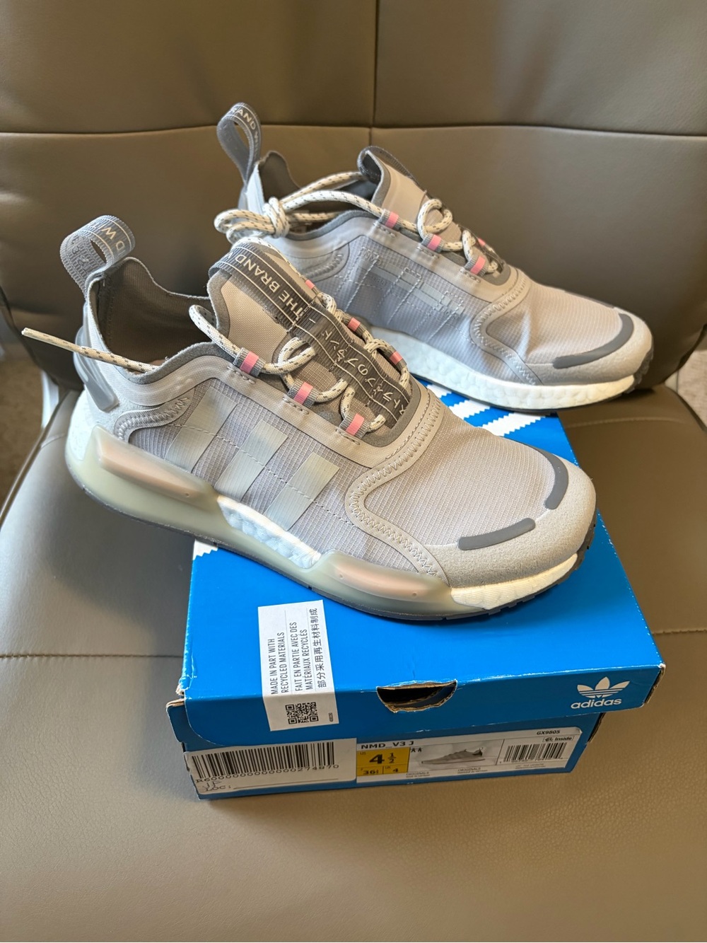 BNWB GRADE SCHOOL BIG GIRLS ADIDAS NMD_V3 J GRAY/WHITE/PINK #GX9805 US SIZE 4.5Y